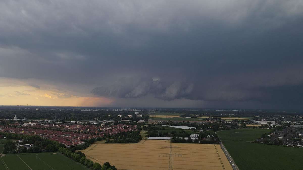 Artikelbild der Quelle zu: Gewitter-Warnung für NRW: Schauer und Böen am Wochenende