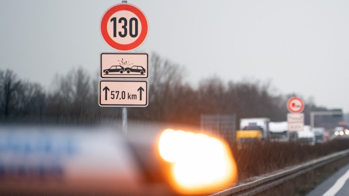 Die Polizei informiert über einen aktuellen Unfall (Symbolbild). (Foto)