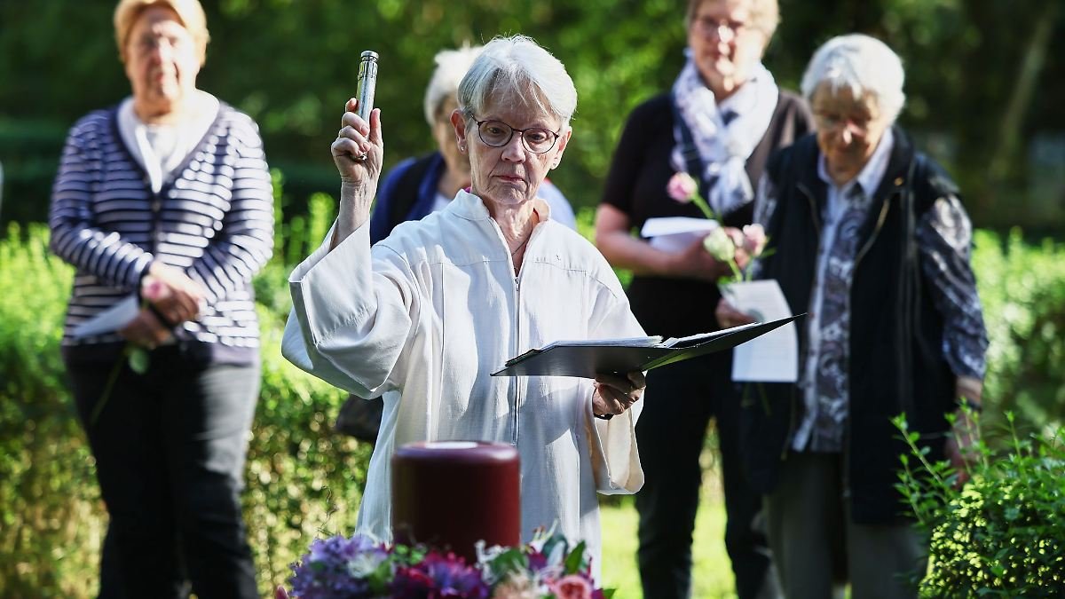 Artikelbild der Quelle zu: Nordrhein-Westfalen: Beerdigungsbegleiter lassen auf dem letzten Weg nicht allein