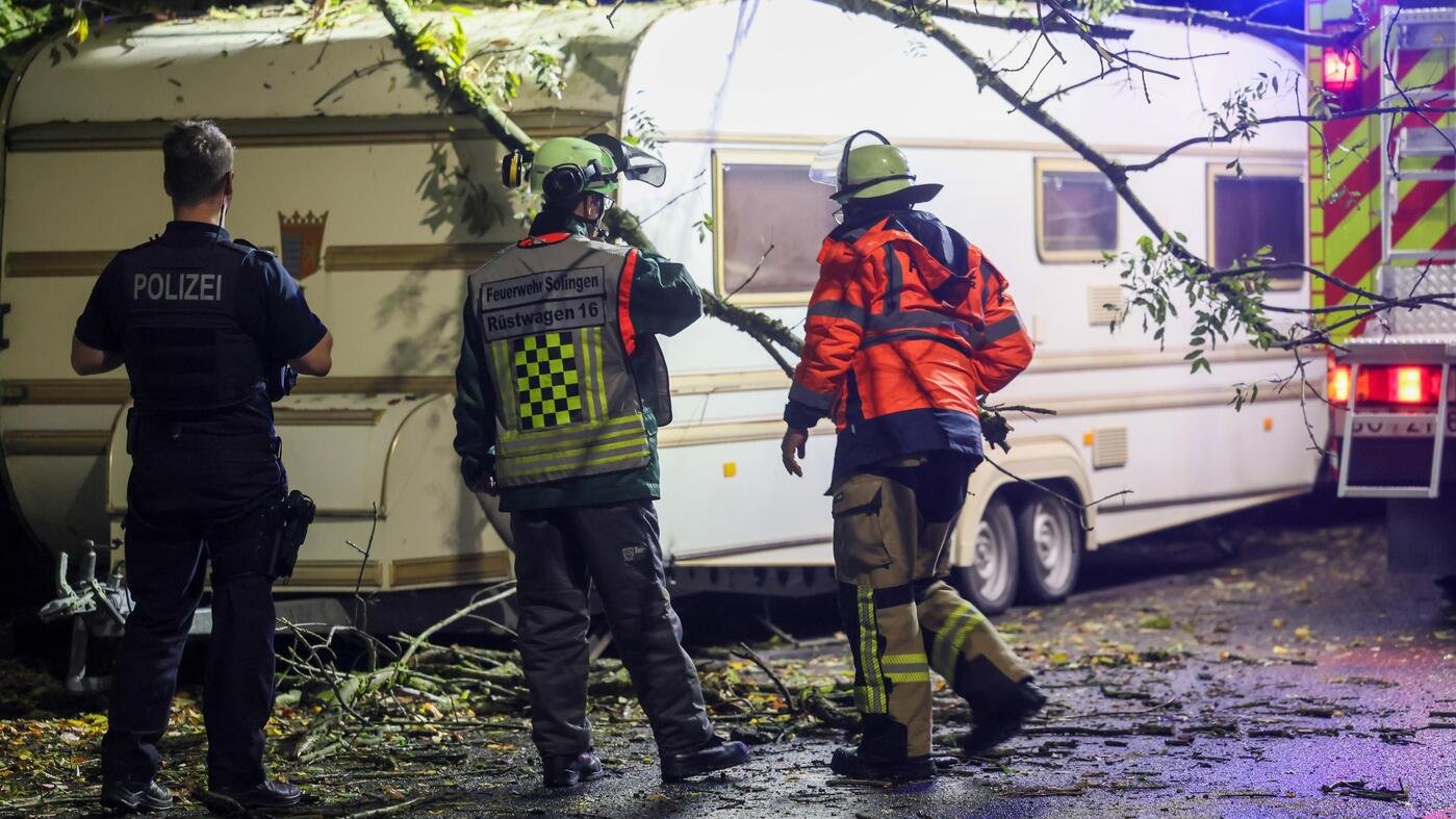 Artikelbild der Quelle zu: Erster Herbststurm über Deutschland Zwei Schwerverletzte, Chaos bei der Bahn – und jetzt drohen Orkanböen
