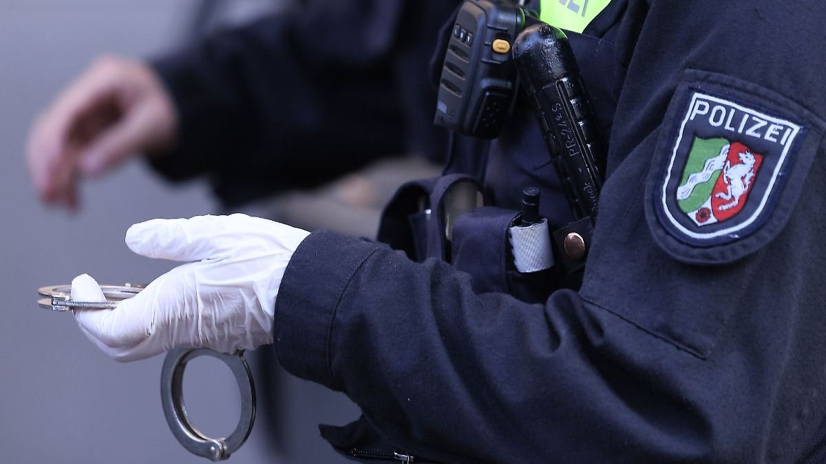 Artikelbild der Quelle zu: Nordrhein-Westfalen: Raubüberfall auf Supermarkt gescheitert - Mann in U-Haft