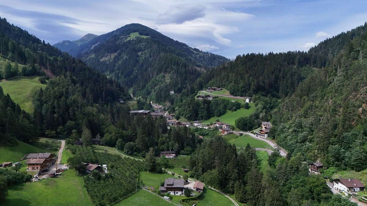 Artikelbild der Quelle zu: Deutscher Priester stirbt beim Wandern im Südtirol-Urlaub – Familie entdeckt ihn Stunden später
