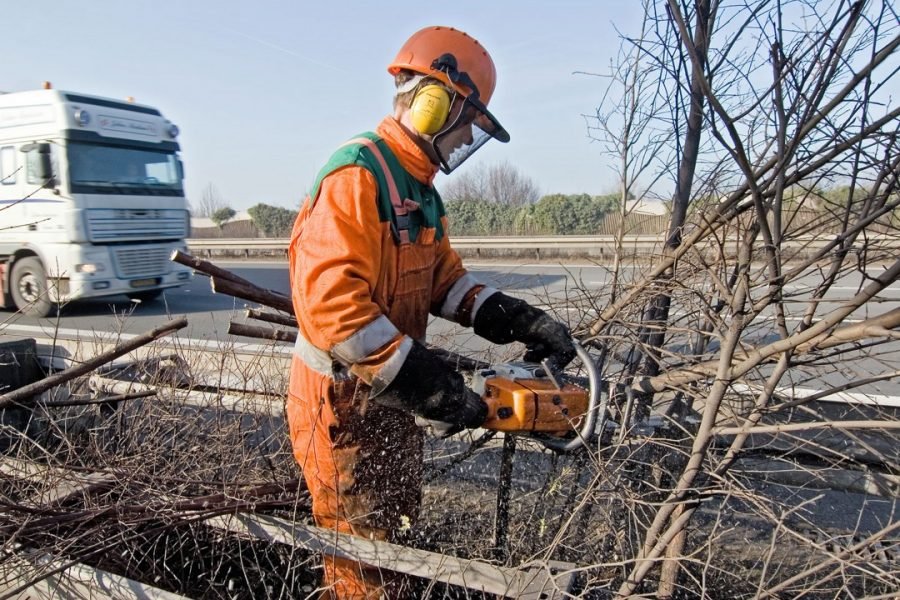 Der Landesbetrieb Straßen NRW führt Grünschnittarbeiten durch. Foto: Straßen.NRW