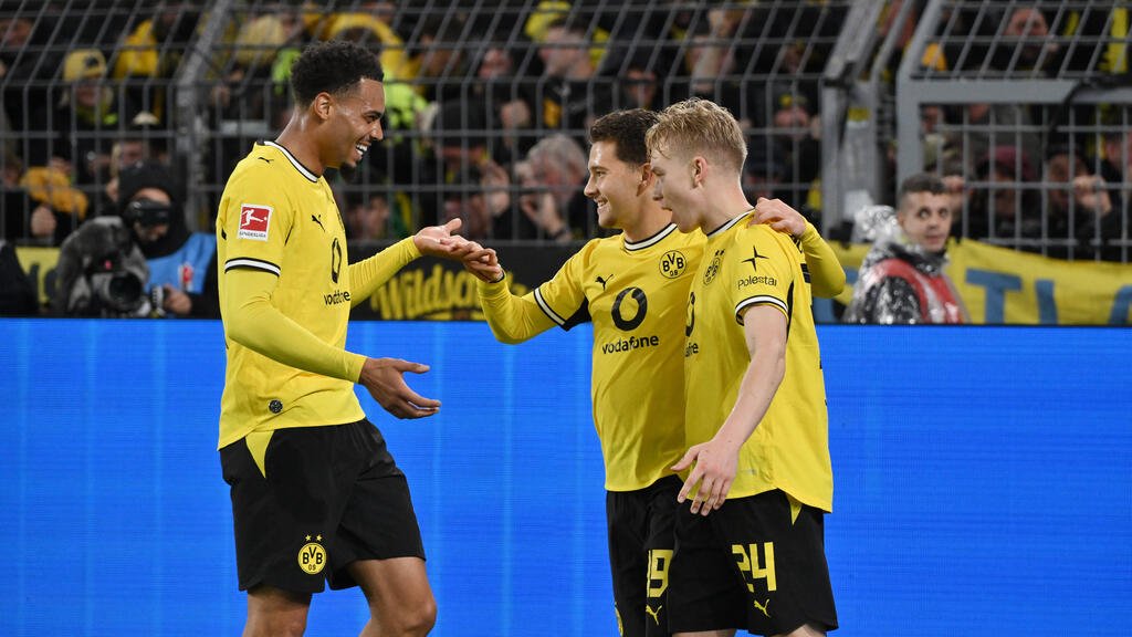 Felix Nmecha (l.) gilt als einer der wertvollsten Spieler des BVB