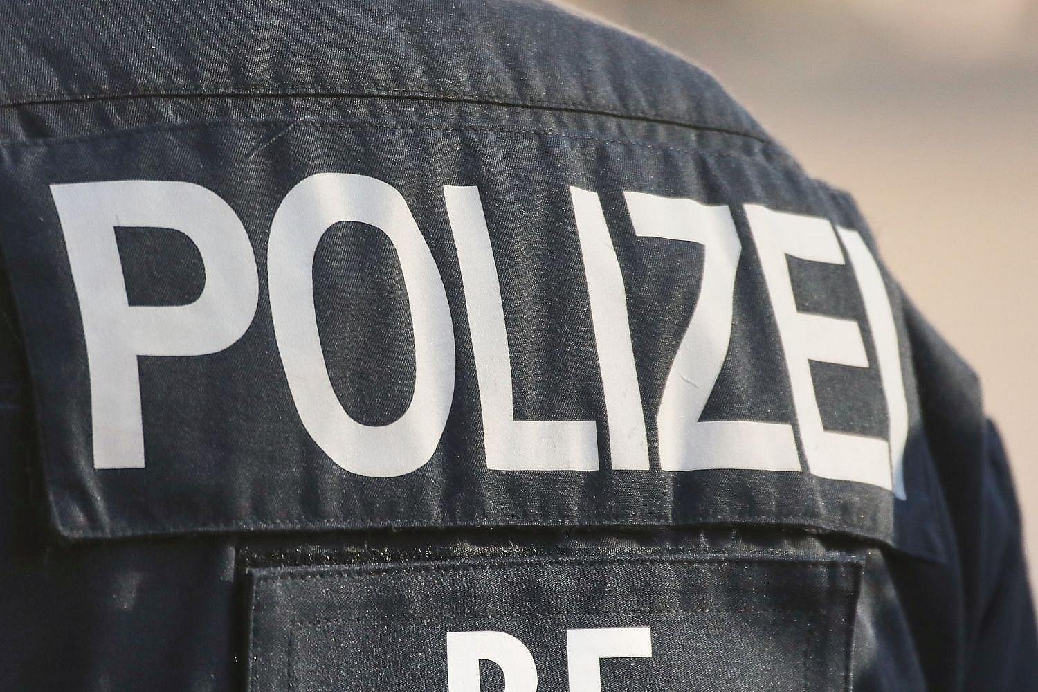 Artikelbild der Quelle zu: News, Nordrhein-Westfalen, Regional: 25-Jähriger prallt in Herford gegen Baum und wird eingeklemmt