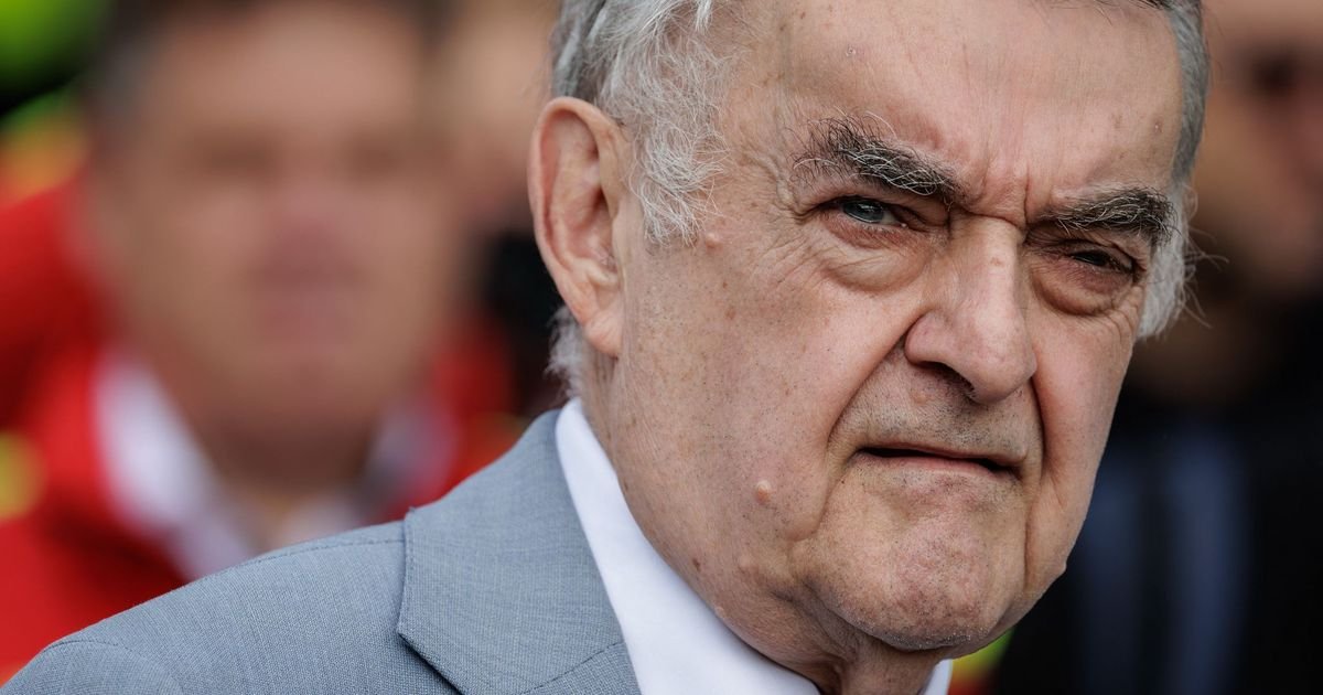 Artikelbild der Quelle zu: Treppensturz: NRW-Innenminister Reul meldet sich nach Hüft-OP: „Das tut richtig gut“