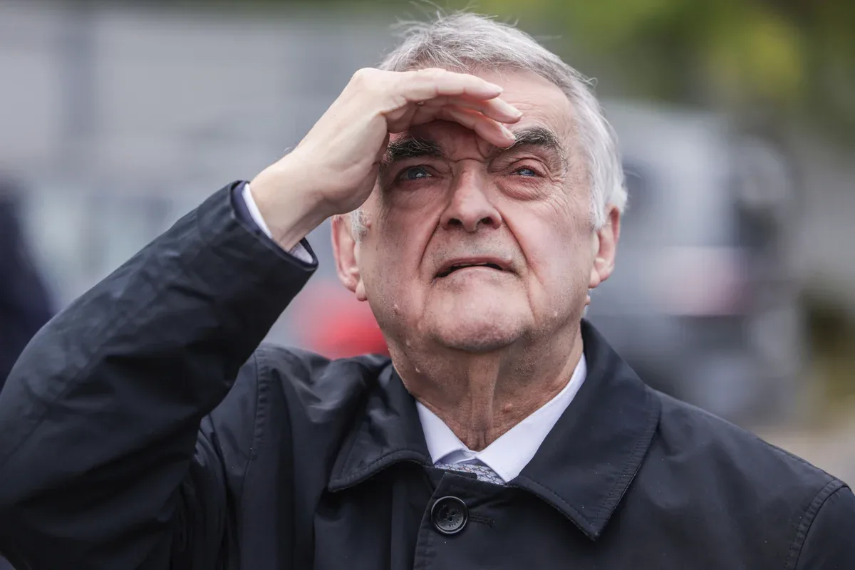 Artikelbild der Quelle zu: Hüftbruch von Herbert Reul wirbelt Pläne von NRW-CDU durcheinander