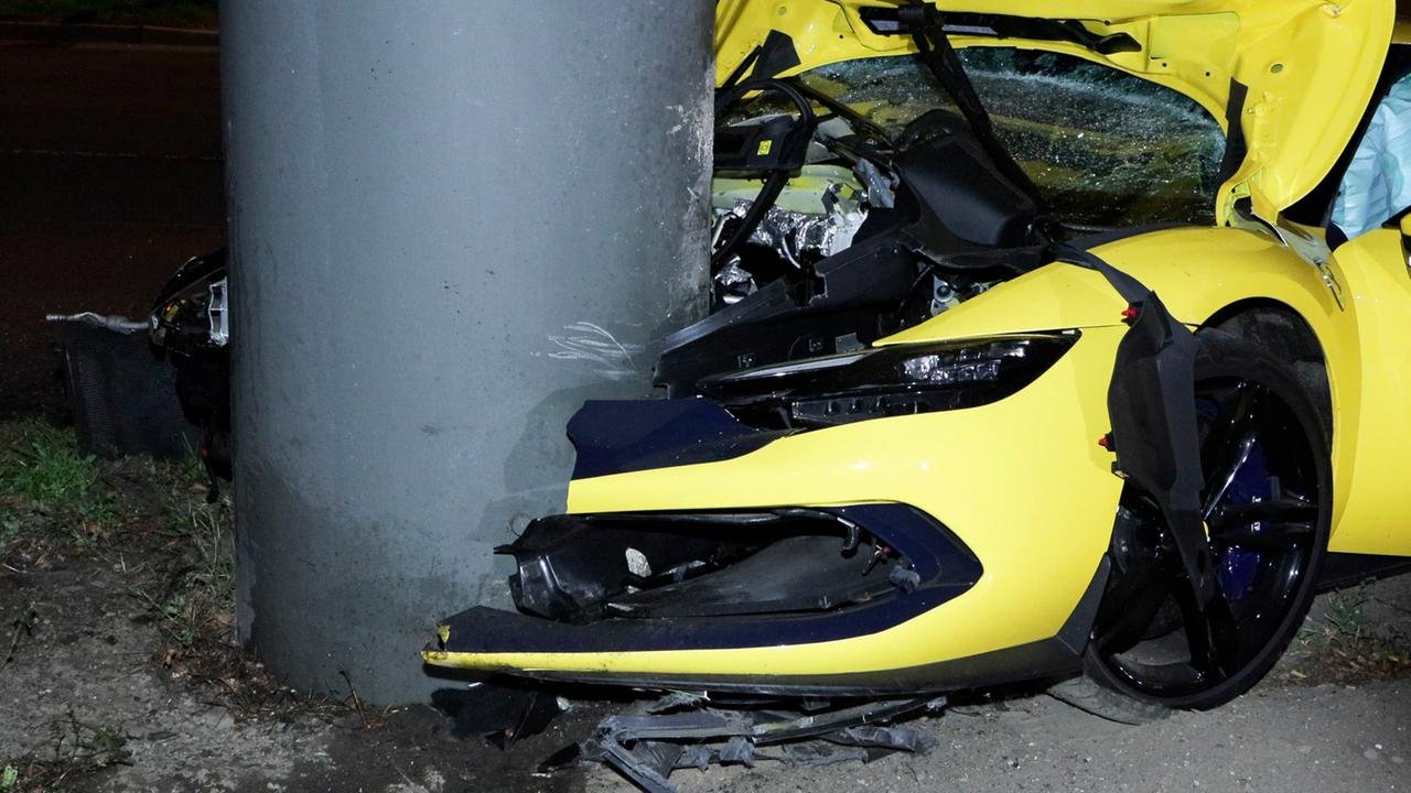 Artikelbild der Quelle zu: Gelber E-Ferrari prallt frontal an Brückenpfeiler