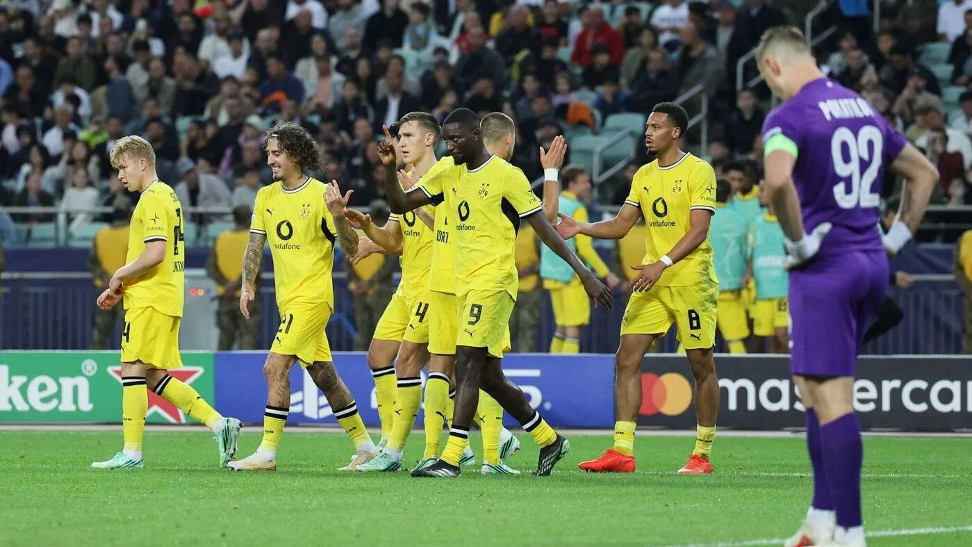 Artikelbild der Quelle zu: Bitte nicht duschen!: BVB-Profis verlassen Stadion in Baku zügig