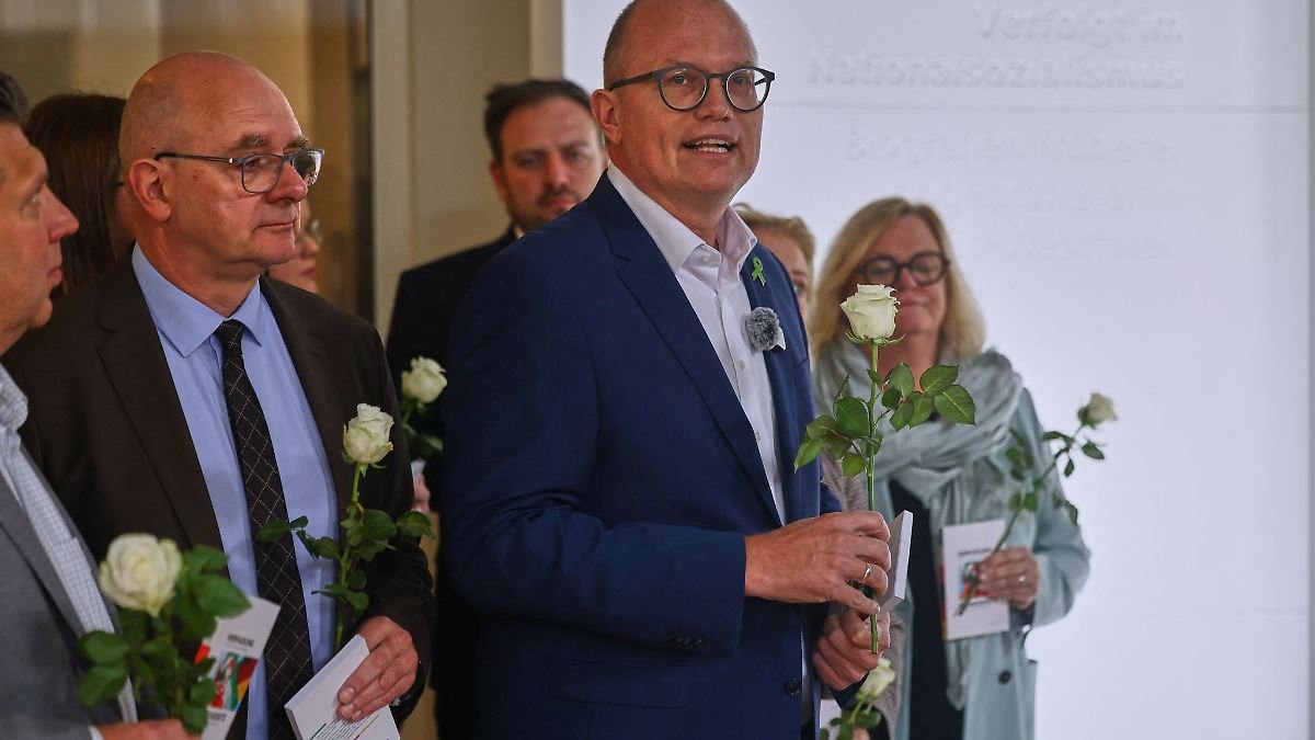 Artikelbild der Quelle zu: Nordrhein-Westfalen: NRW-SPD-Fraktion protestiert mit weißen Rosen gegen AfD