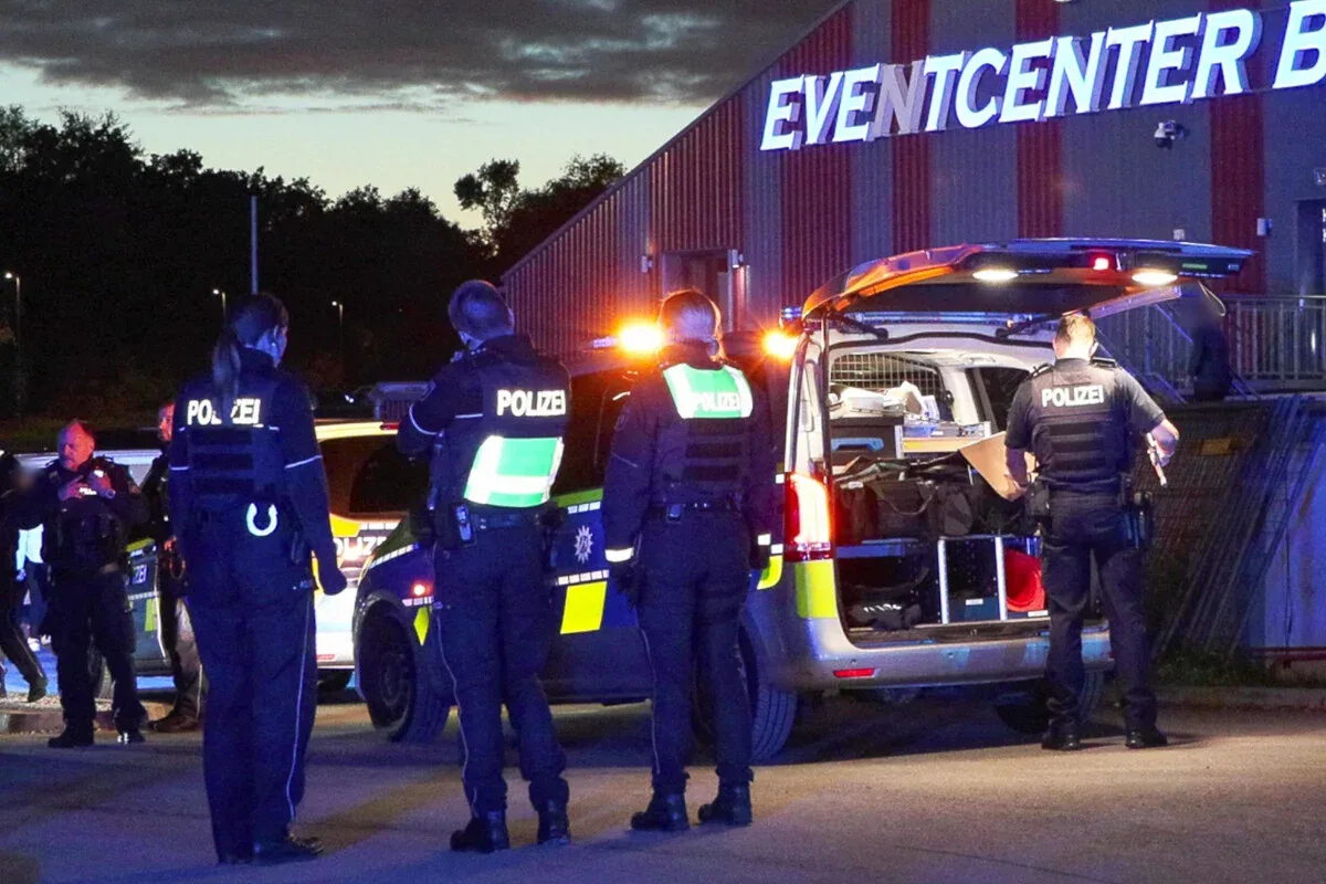 Artikelbild der Quelle zu: Streit eskaliert zu Massenschlägerei mit hundert Beteiligten: Acht Personen nach Fest verletzt