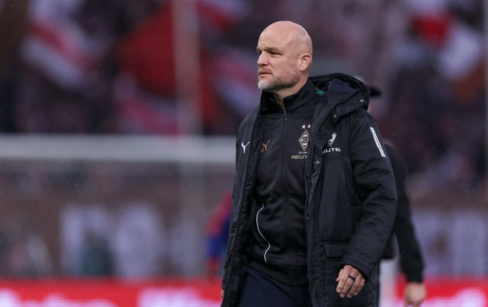 Rouven Schröder, Sportdirektor von Borussia Mönchengladbach, mit ernster Miene am Spielfeldrand