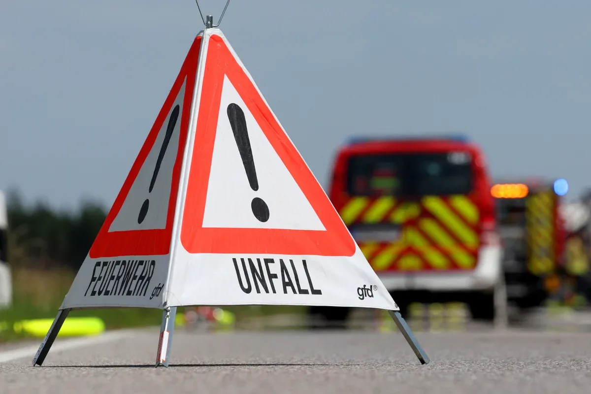 Artikelbild der Quelle zu: Auto kracht auf A3 in Lkw: Beifahrer lebensgefährlich verletzt