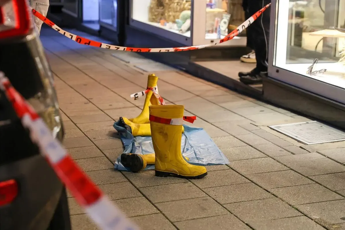 Artikelbild der Quelle zu: Mann sticht vor Apotheke in Velbert Passant nieder! Polizei: "Er hat wirre Sachen geschrien"