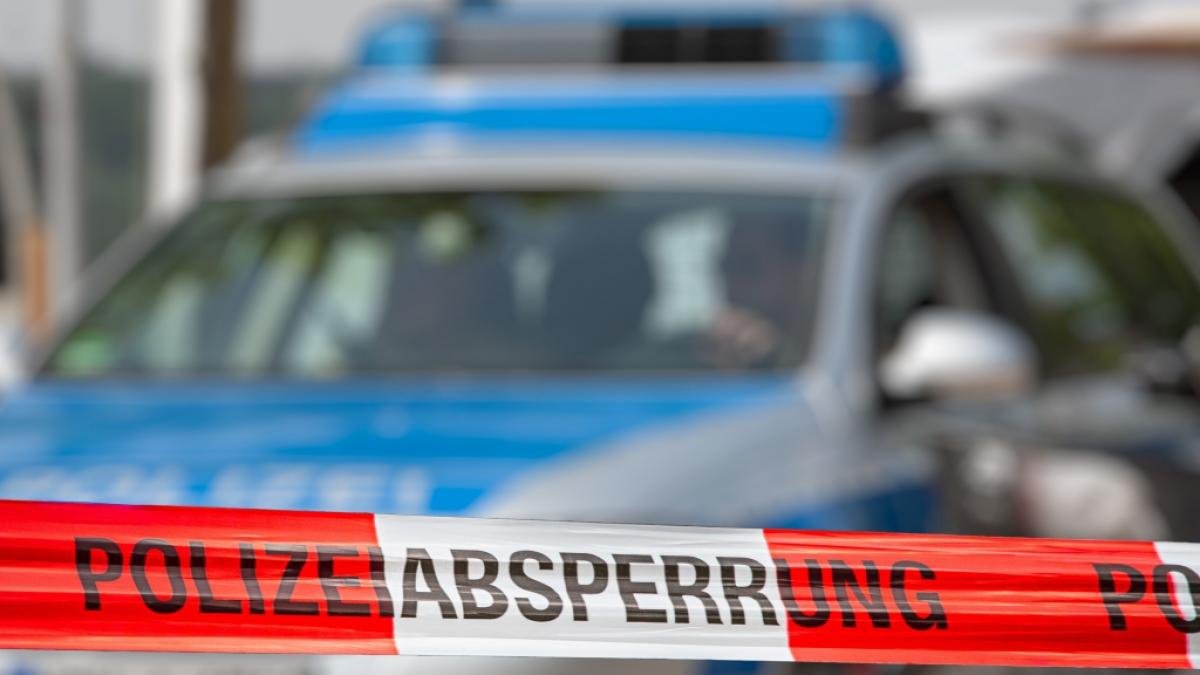 Eine Polizeiabsperrung vor einem Streifenwagen (Symbolbild). (Foto)