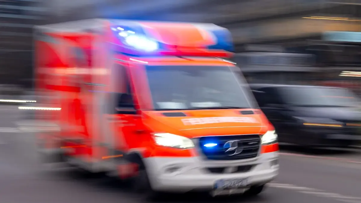 Artikelbild der Quelle zu: Tödlicher Unfall im Warsteiner Steinbruch! Kletterin stürzt 15 Meter in den Tod