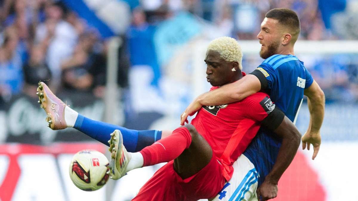 Artikelbild der Quelle zu: Verträge von zwei Schalker Aufstiegshelden laufen aus – die Bosse spielen auf Zeit