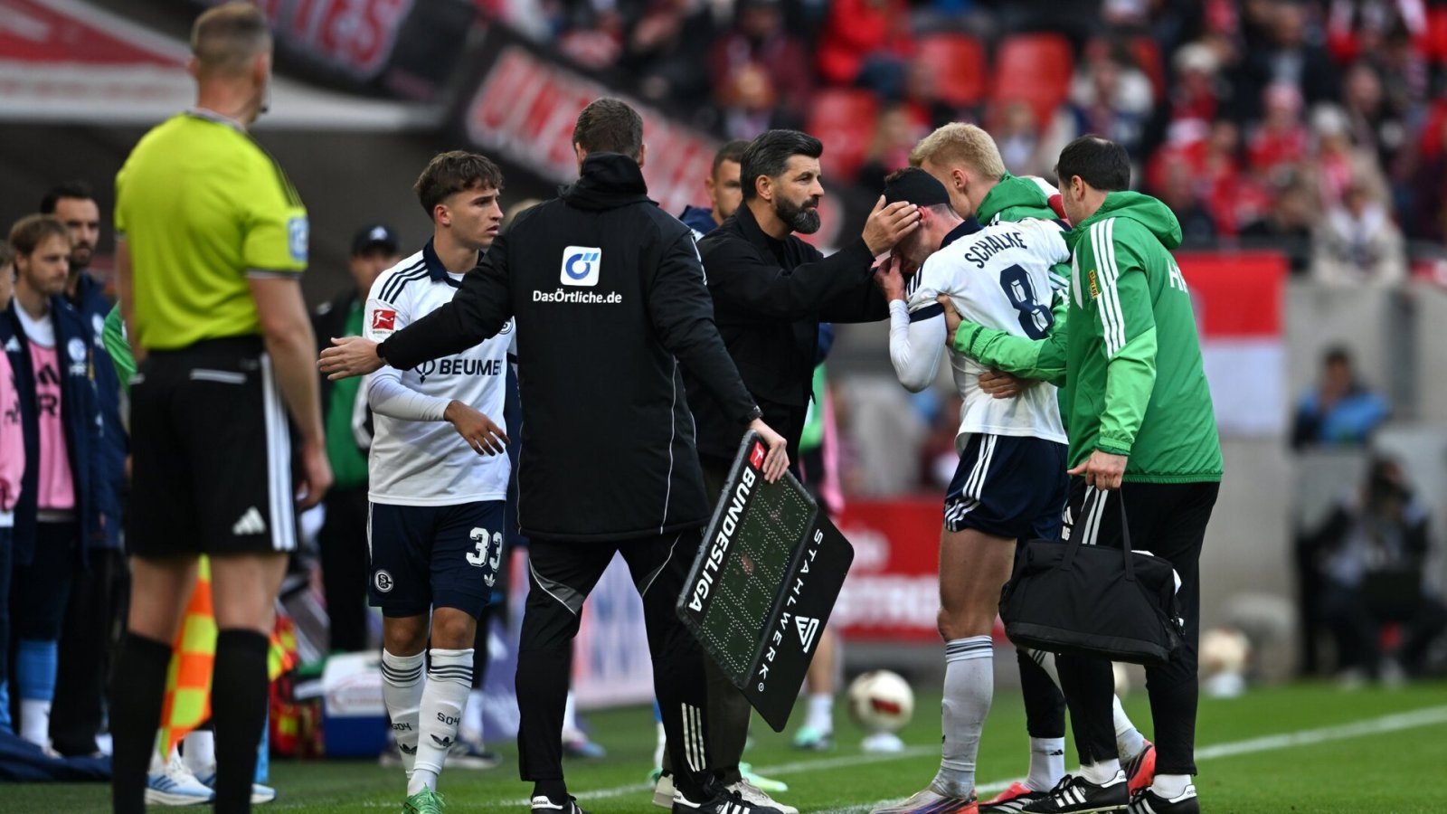 Artikelbild der Quelle zu: Schwerer Zusammenbruch: Große Sorgen um Schalke-Duo