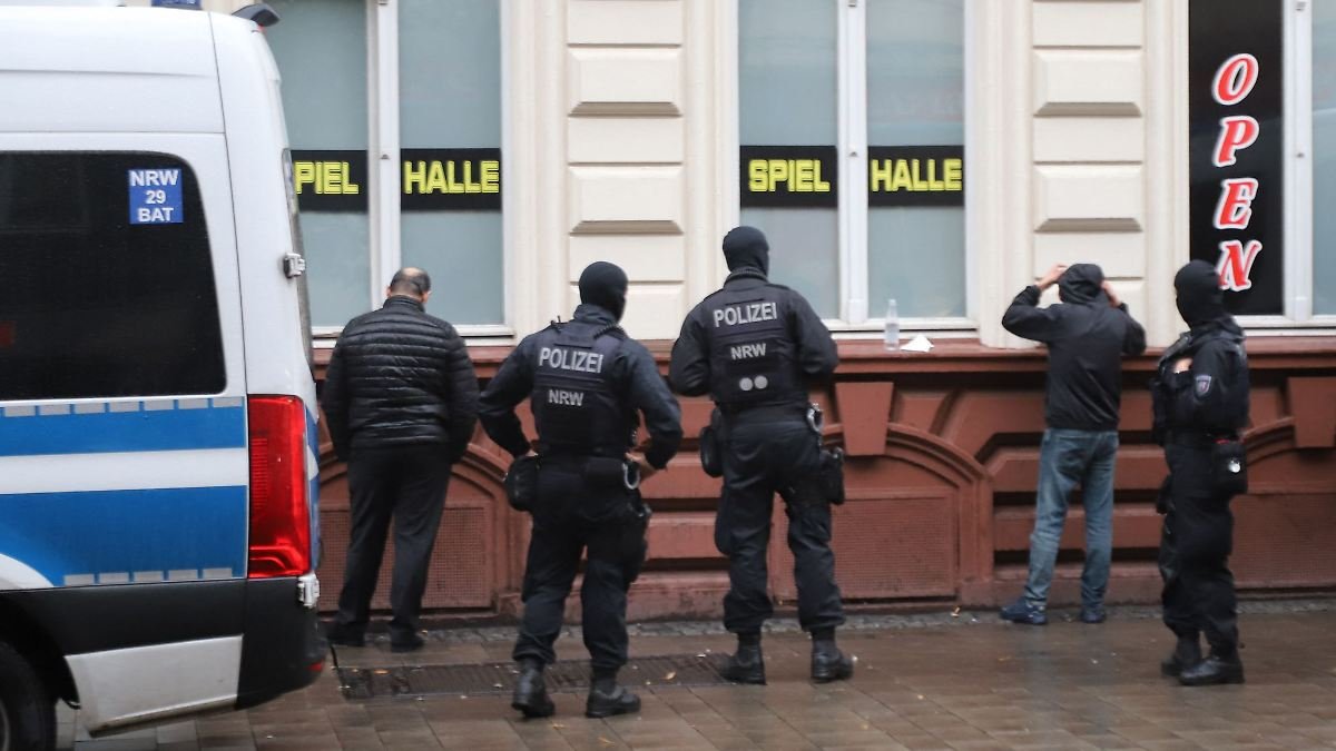 Artikelbild der Quelle zu: Nordrhein-Westfalen: Razzia gegen organisierten Handel mit Waffen und Drogen