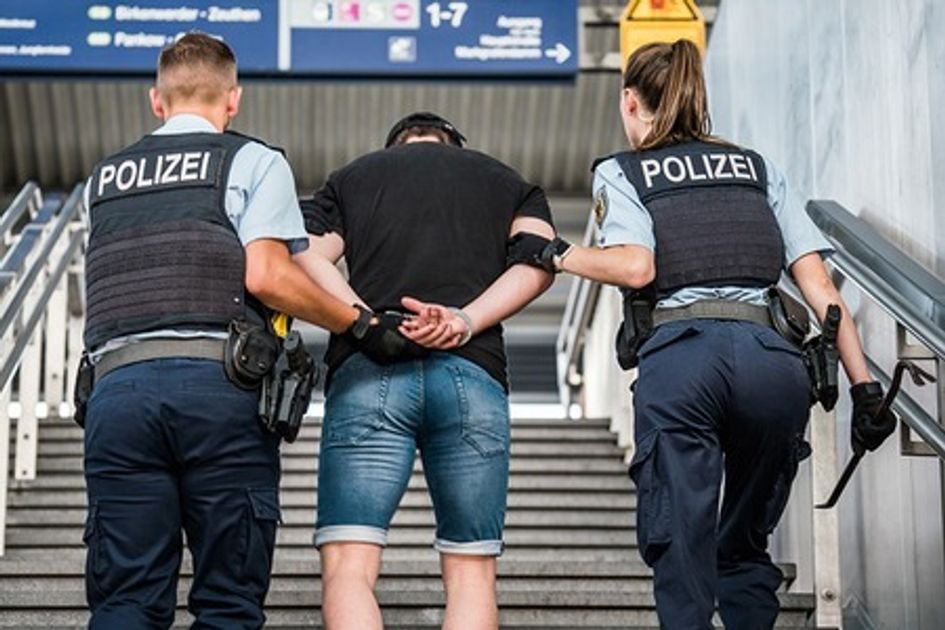 Artikelbild der Quelle zu: BPOL NRW: Bundespolizei verhaftet verurteilten Straftäter - 10 Monate Haft