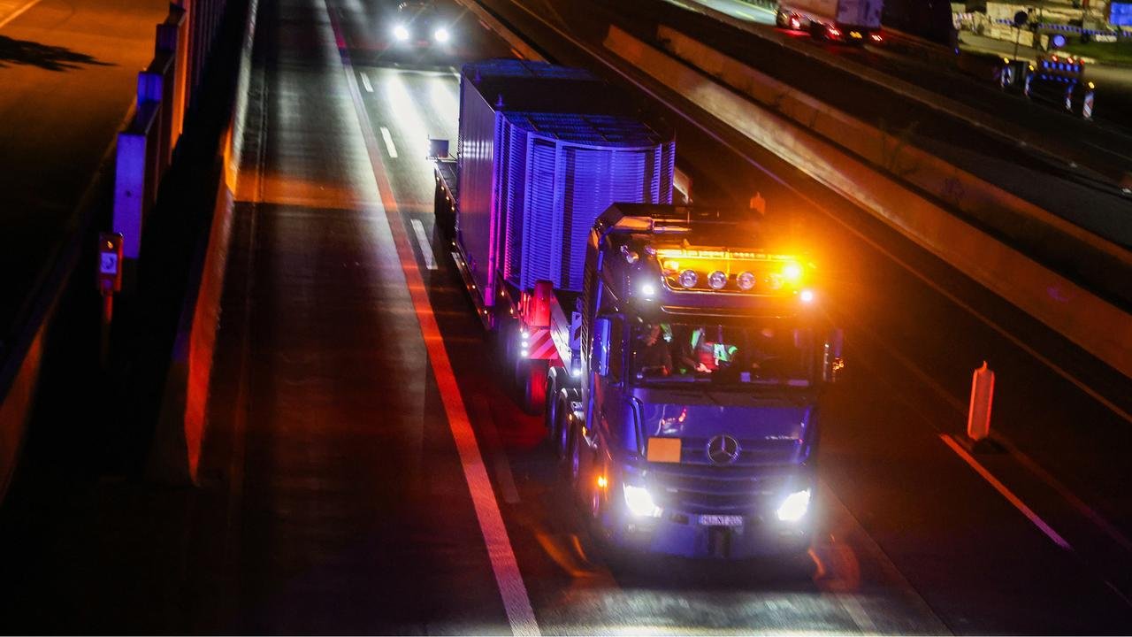 Artikelbild der Quelle zu: Protest auf Autobahn: Aktivisten demonstrieren gegen Castortransporte auf A31