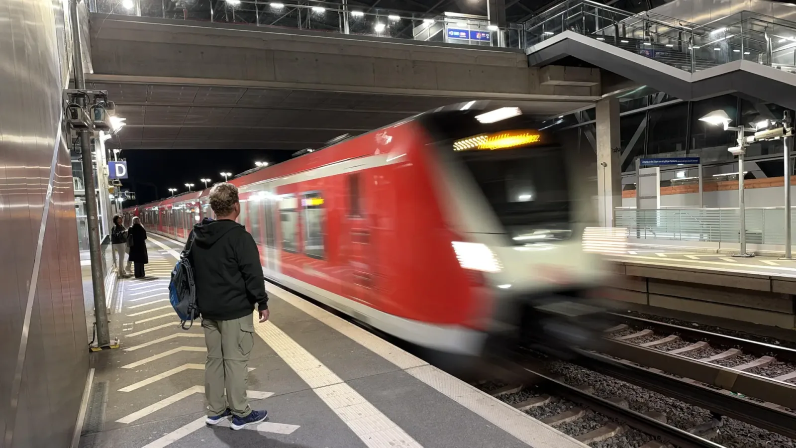 Artikelbild der Quelle zu: Deutschlandticket light: Hamburgs Verkehrsbehörde will digitales Modell mit App-Abrechnung