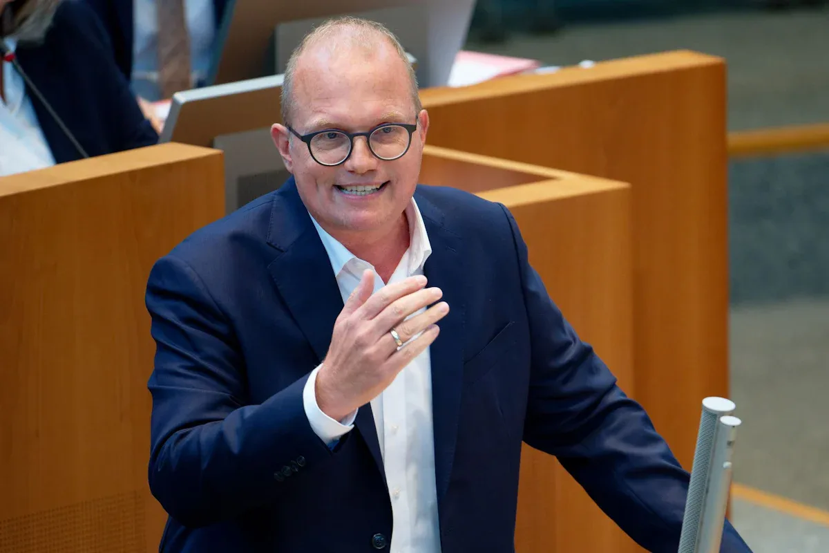 Artikelbild der Quelle zu: Früherer Bundeskanzler - SPD-Spitzenkandidat in NRW: Schröder ist in Partei isoliert - Politik - SZ.de