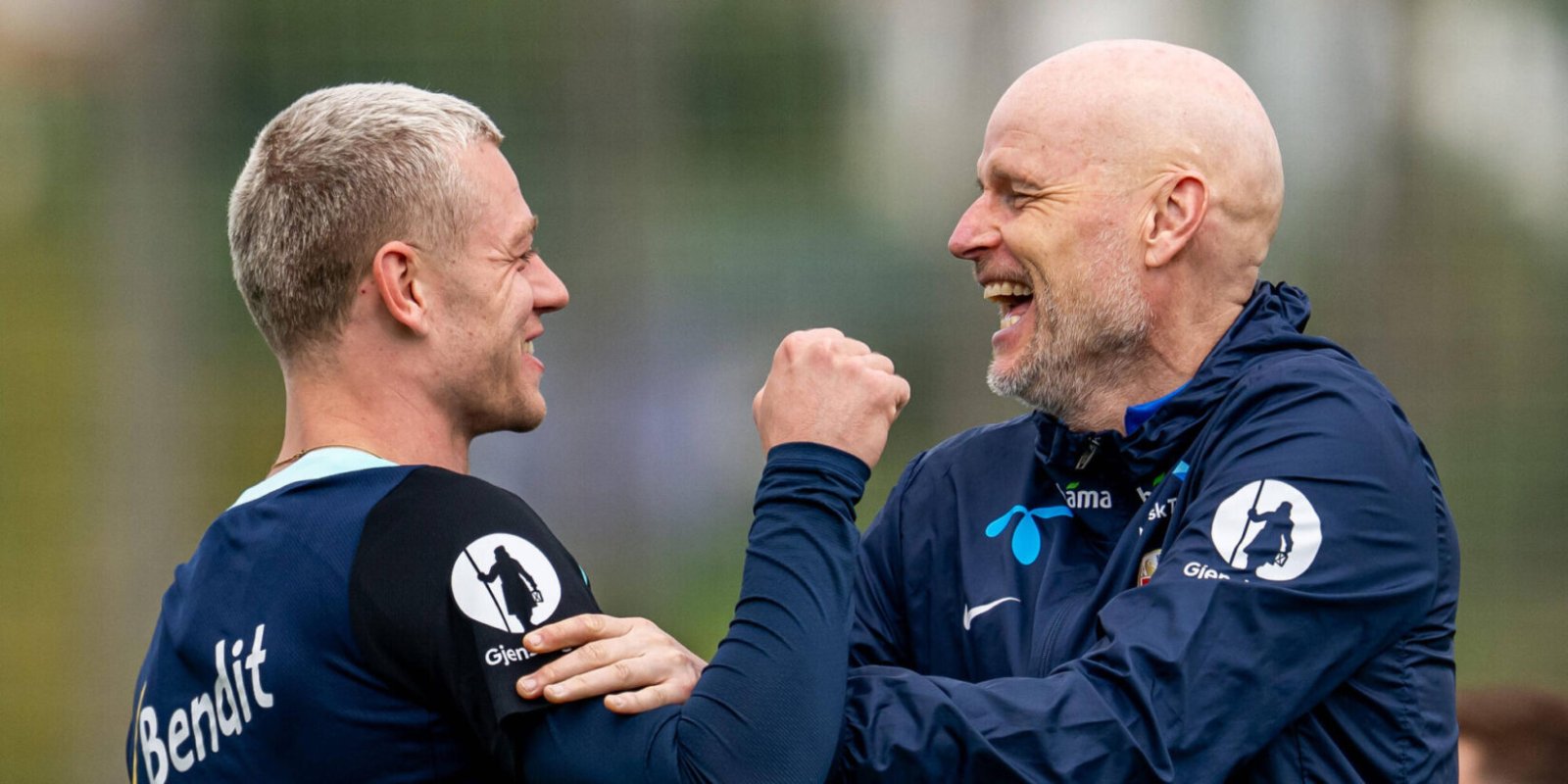 BVB-Profi Julian Ryerson lacht mit Norwegens Nationaltrainer Stale Solbakken.