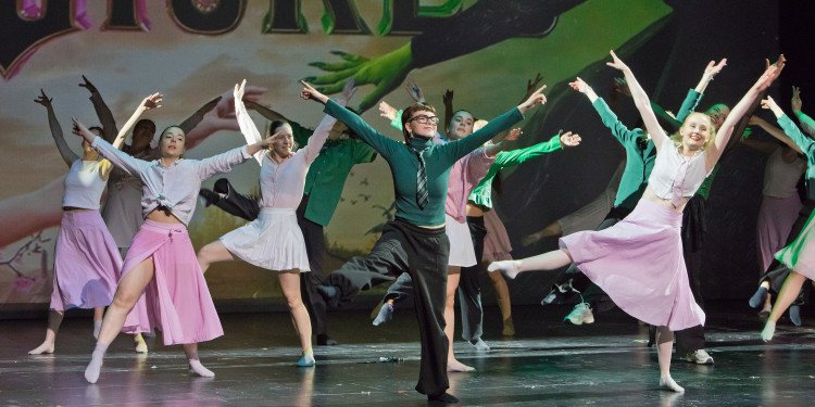 Zu sehen ist ein Auftritt der „Bliss Dance Crew – It’s Magic“ bei der Abschlussgala des Festivals „Neue Wände“ im Mai 2026.© Ralf Emmerich